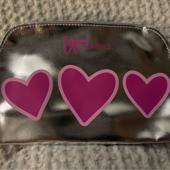 It Cosmetics‎ Valentines Day Shiny Silver hearts makeup cosmetic bag Pouch - Picture 1 of 3